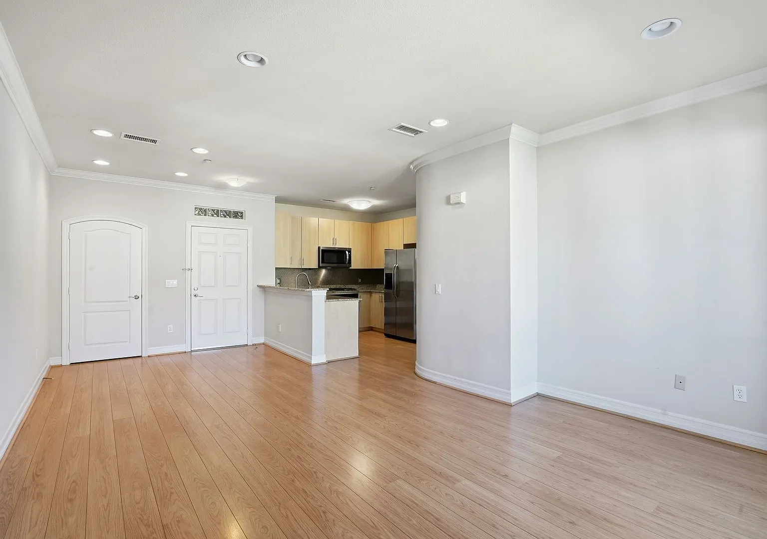 Beautifully upgraded 1 Bdrm, 1 Bath w/large storage room available for rent — Photo 3