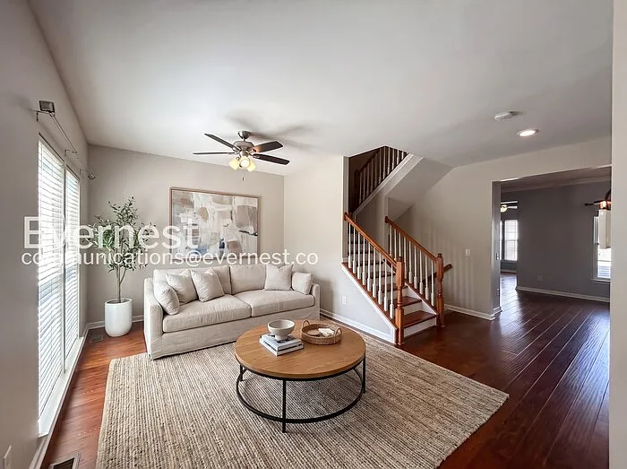 3 bed, 3.5 bath, 2472 sqft, $2,495 — Photo 3