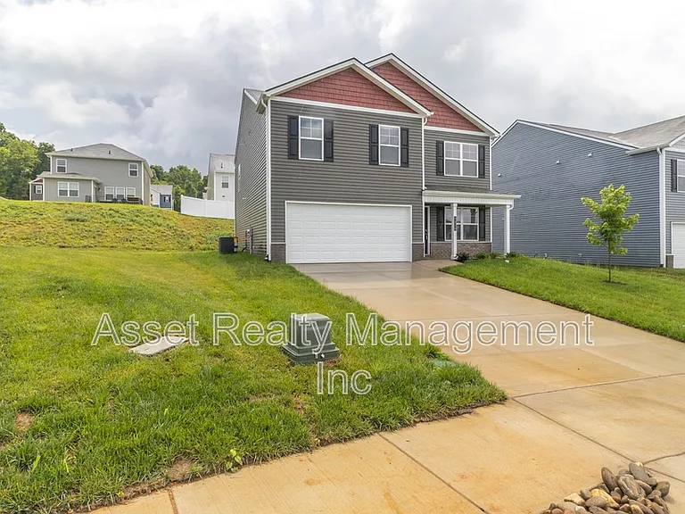 2076 Southwood Cir — Photo 3