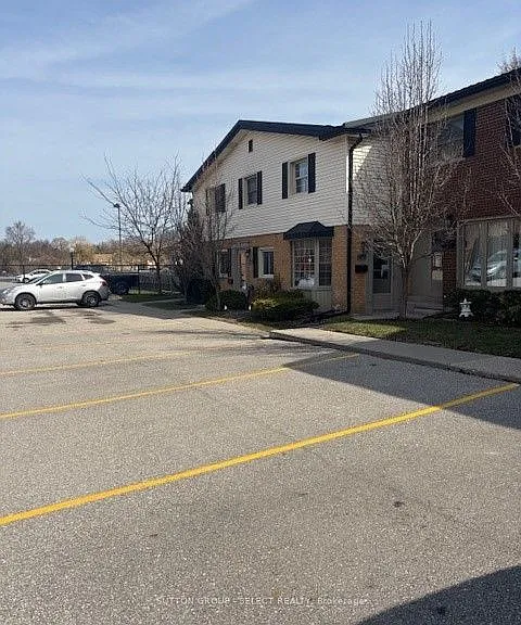 1183 Oxford St W — Photo 16