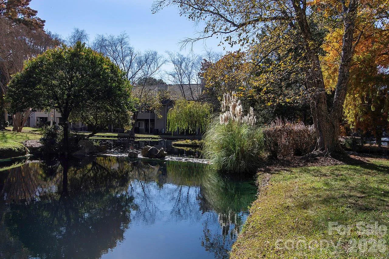 2536 Stradbrook Dr APT B photo 1