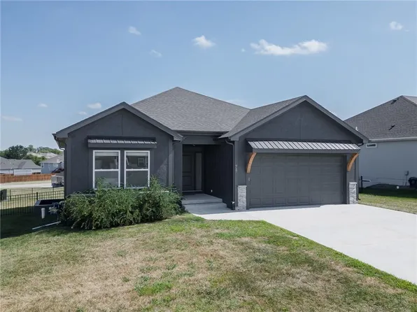 917 N Willow Ct, Tonganoxie, KS 66086