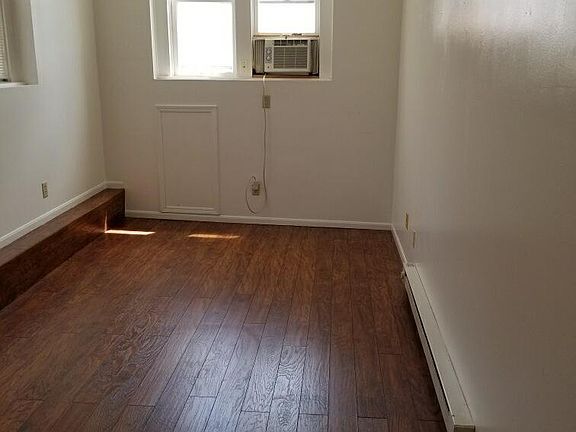 4th image of 109 W Washington St