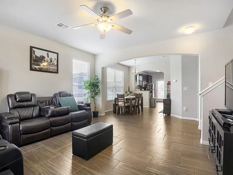525 N Heatherwilde Blvd — Photo 3