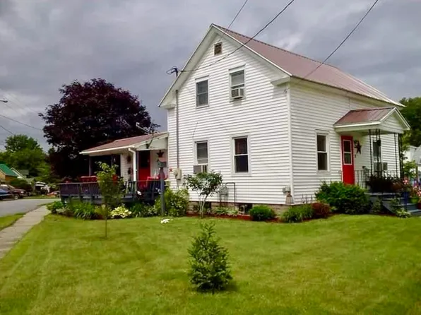 3 Moore St, Champlain, NY 12919