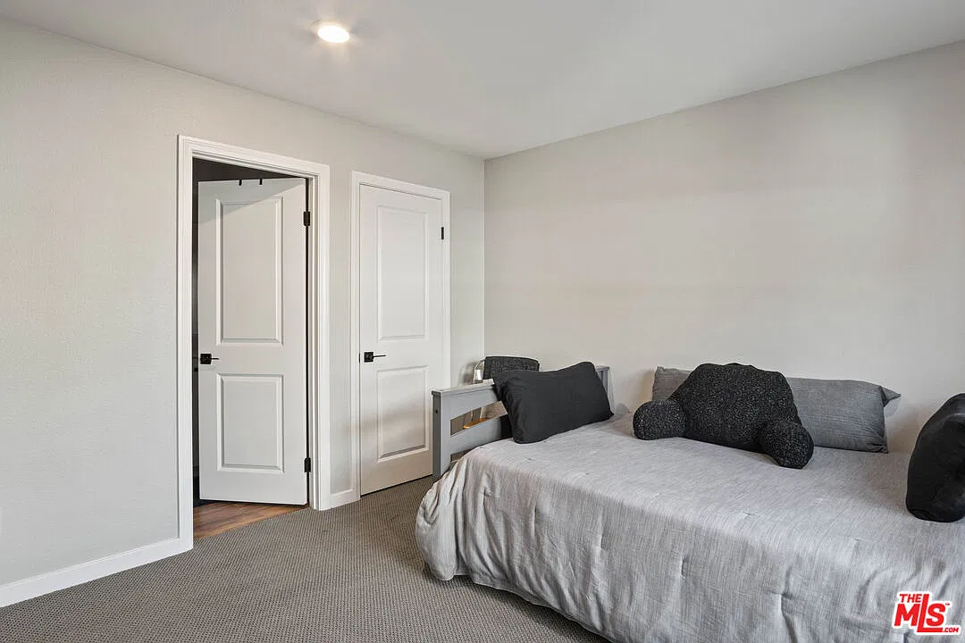3 bed, 3.5 bath, 2021 sqft, $6,300 — Photo 4