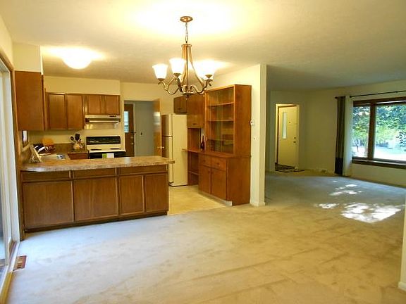 3rd image of 2635 Gladstone Ave