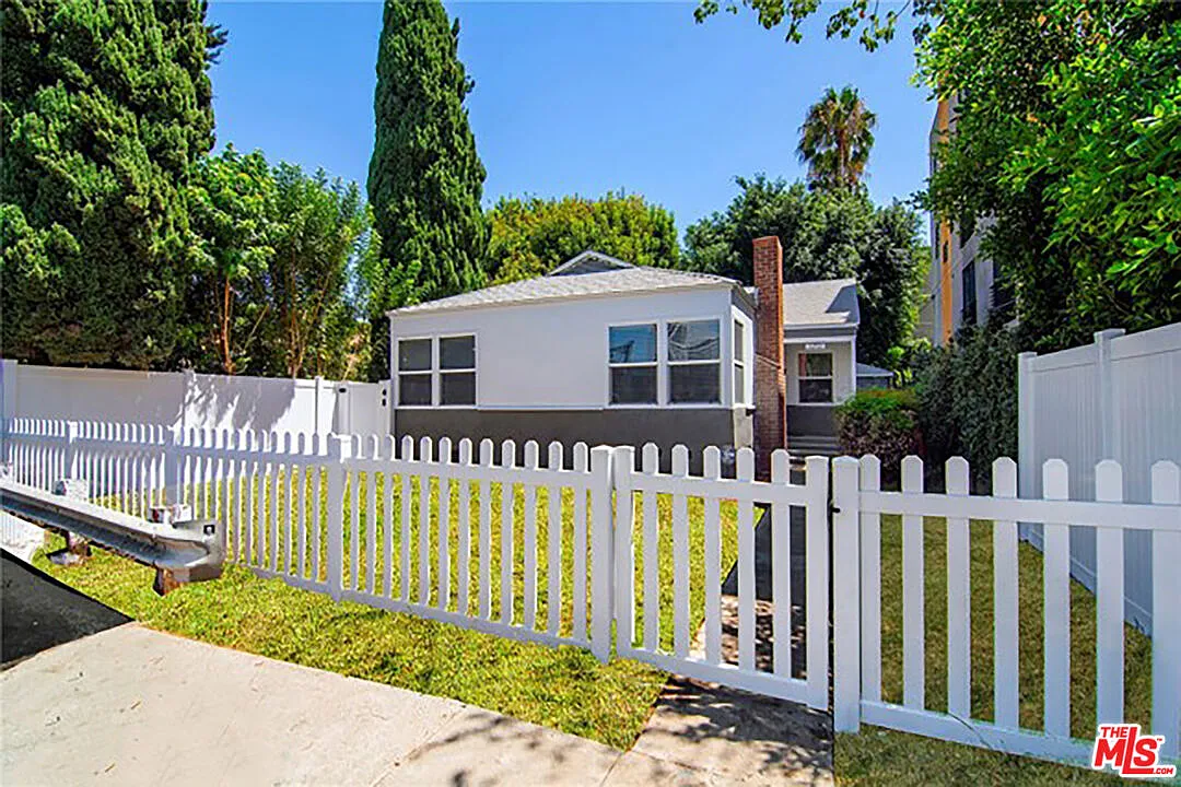 3 bed, 2.0 bath, 1178 sqft, $4,500 — Photo 2