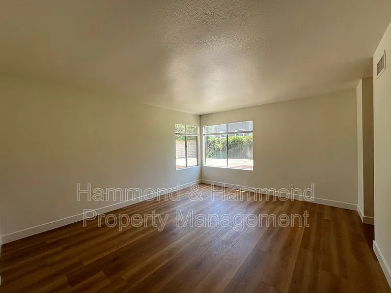 21812 Vintage St — Photo 20