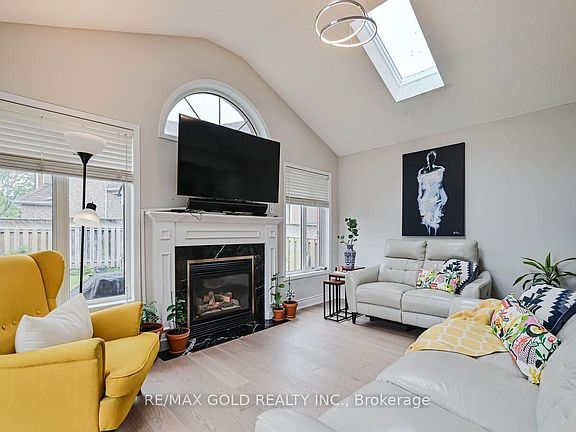 3rd image of 44 Ribbon Dr