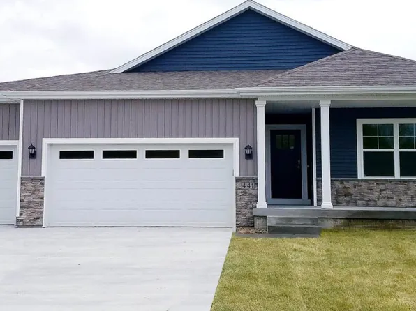 2845 Prairielight Dr, Hiawatha, IA 52233