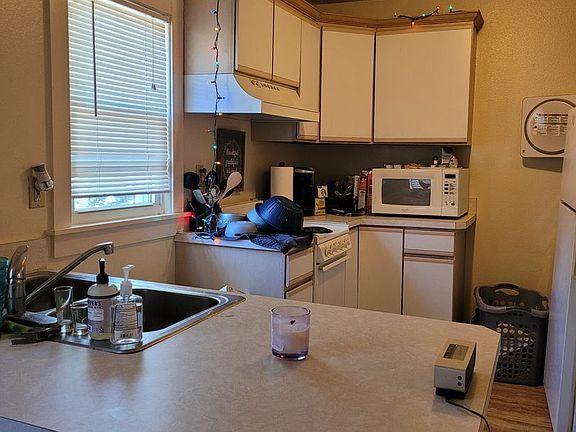 4th image of 418 S Summit St APT B