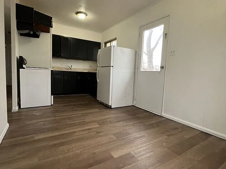 111 Saint Thomas Ln — Photo 3