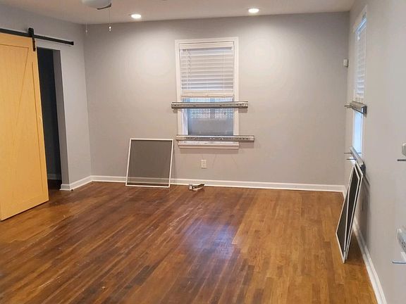 3rd image of 1089 W Lexington Cir