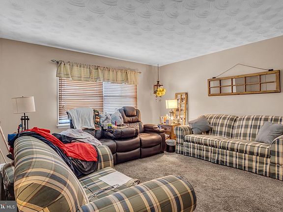 5th image of 396 Whiteside Ave