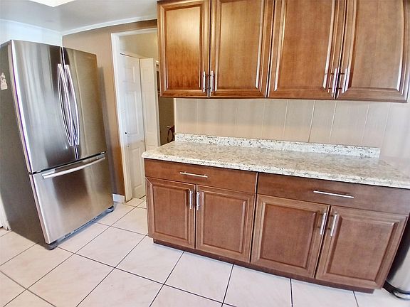 4th image of 330 NW 205th Terrace