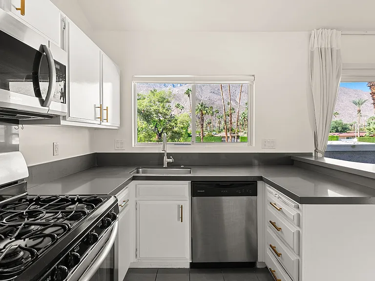 1472 S Camino Real — Photo 8