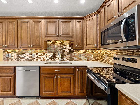 5th image of 210 Knoll Ridge Blvd