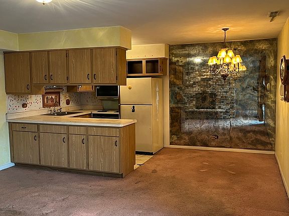 3rd image of 8210 Elmwood St #403
