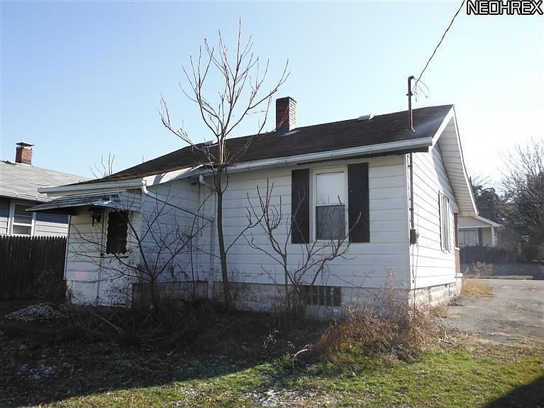 2nd image of 936 E Indianola Ave
