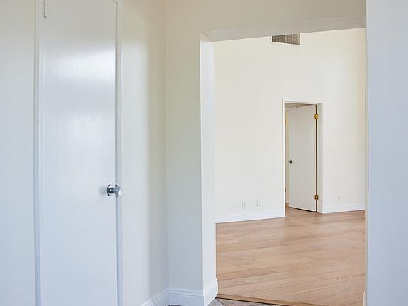 3rd image of 1217 20th St Unit 301