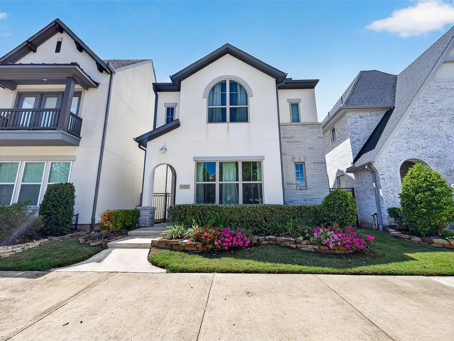 3 bed, 3.5 bath, 2530 sqft, $3,800 — Photo 3