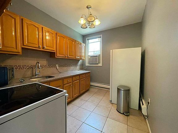 4th image of 200 Putnam Ave #1A