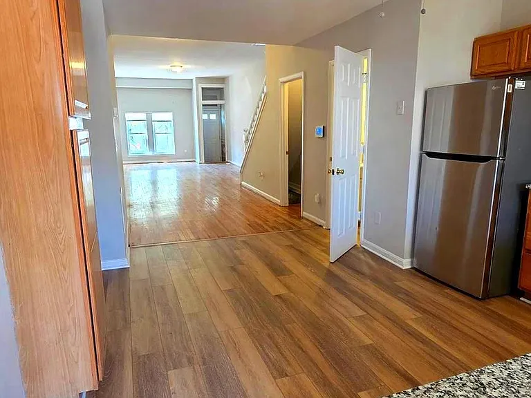 539 N Luzerne Ave — Photo 8