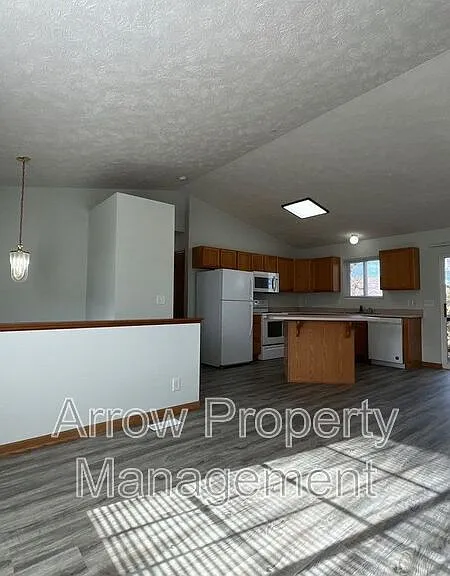 338 W Irving St — Photo 7