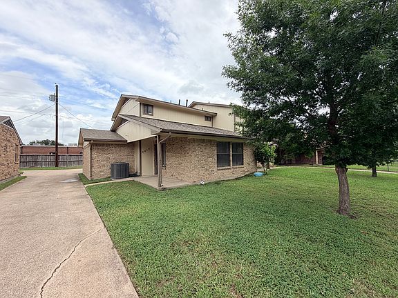 2nd image of 2412 Lakeview Cir #2414