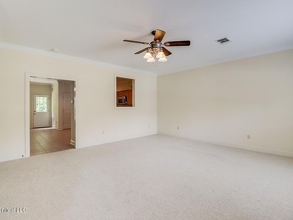 3rd image of 894 Jefferson Dr