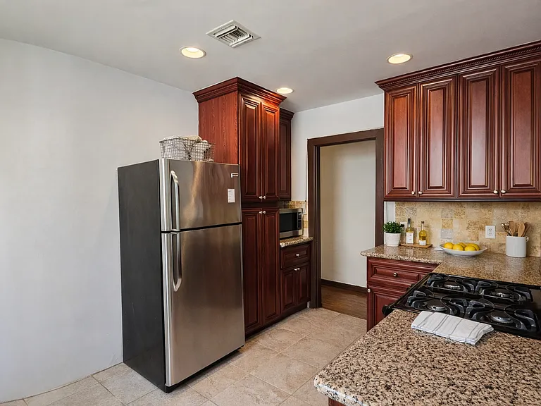 6230 Lindenhurst Ave — Photo 3
