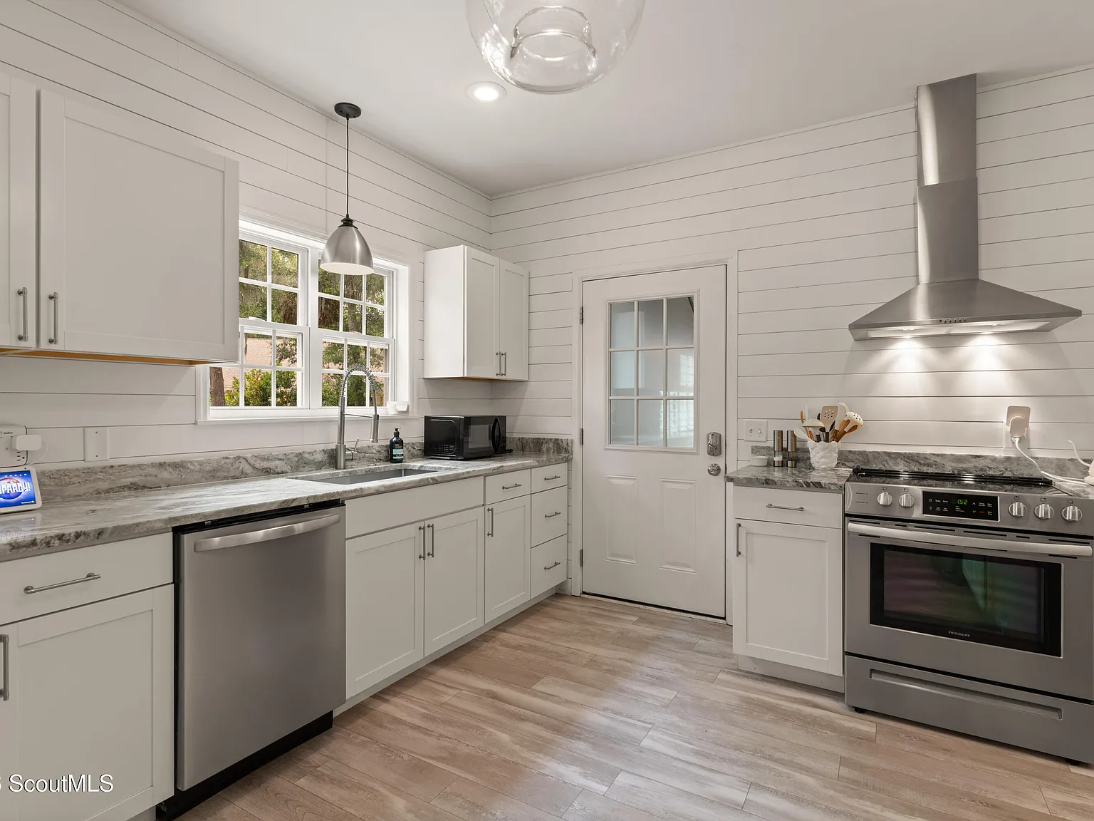 4 bed, 3.0 bath, 2192 sqft, $3,500 — Photo 3