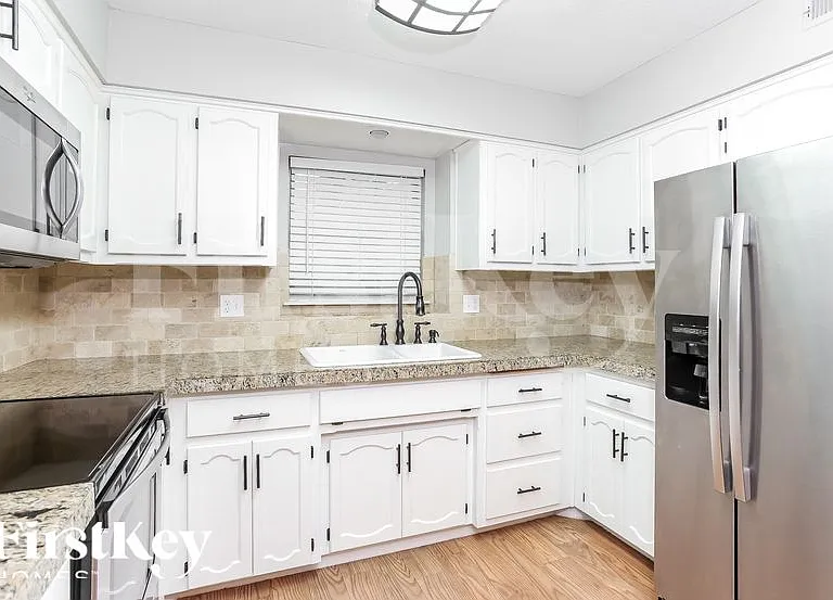 308 Oak St W — Photo 9