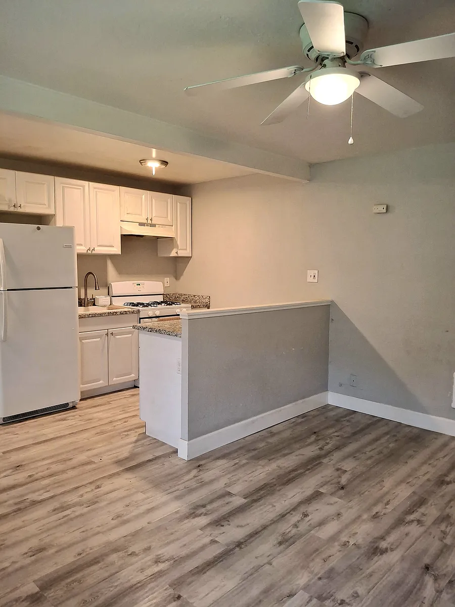 Ample storage in kitchen - 748 Lampasas Ave #3