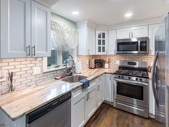 5th image of 17 Woodstone Rd