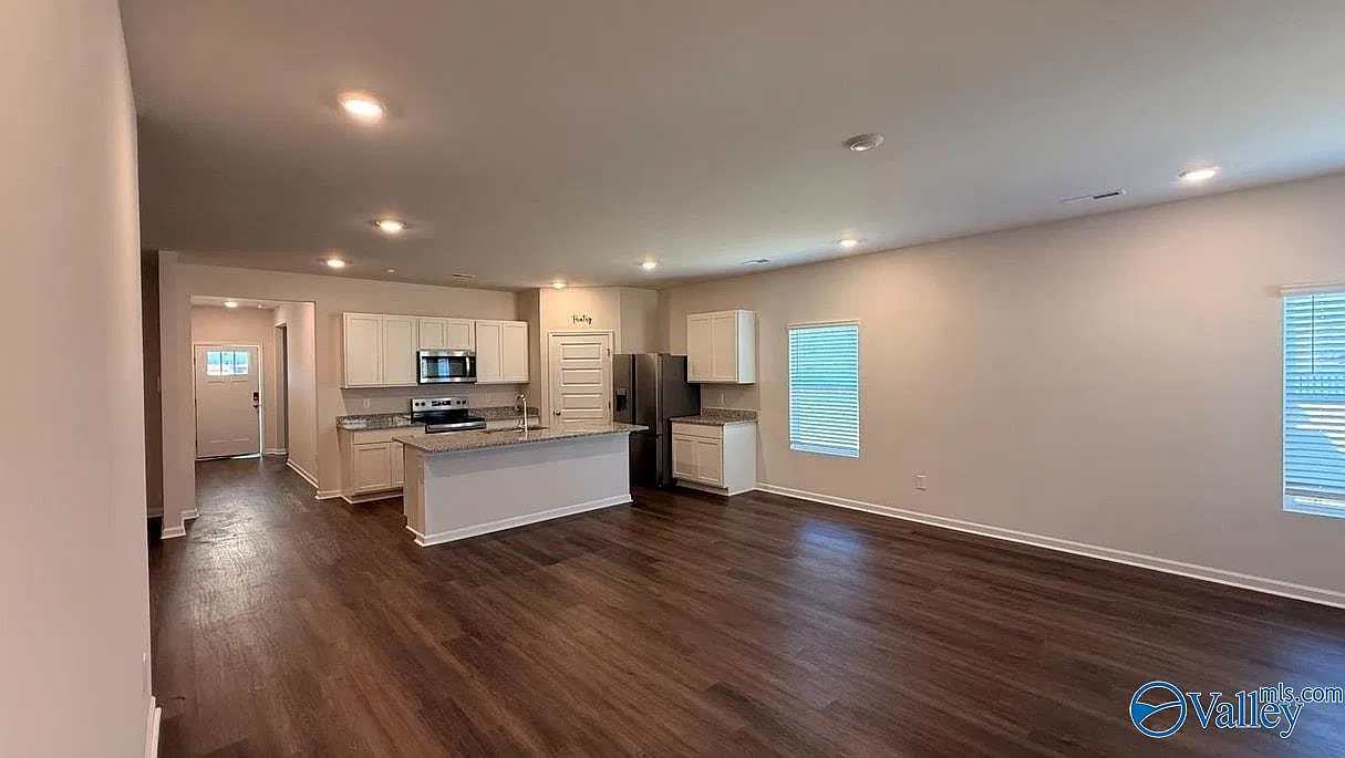 5 bed, 2.5 bath, 2092 sqft, $2,075 — Photo 2