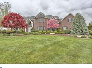 8 Summer Hill Dr, Sinking Spring, PA 19608