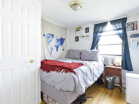 4th image of 933 Pacific St #2R
