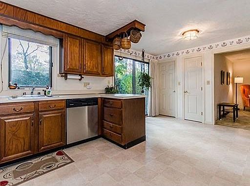 3rd image of 12 Camelot Ct