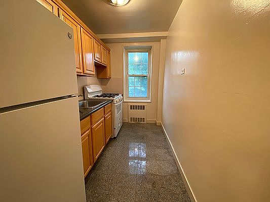 3rd image of 140-18 Burden Cres #15