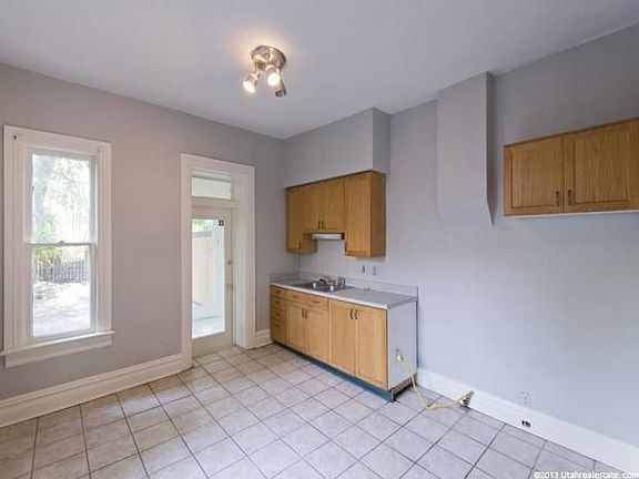4th image of 853 S Park St