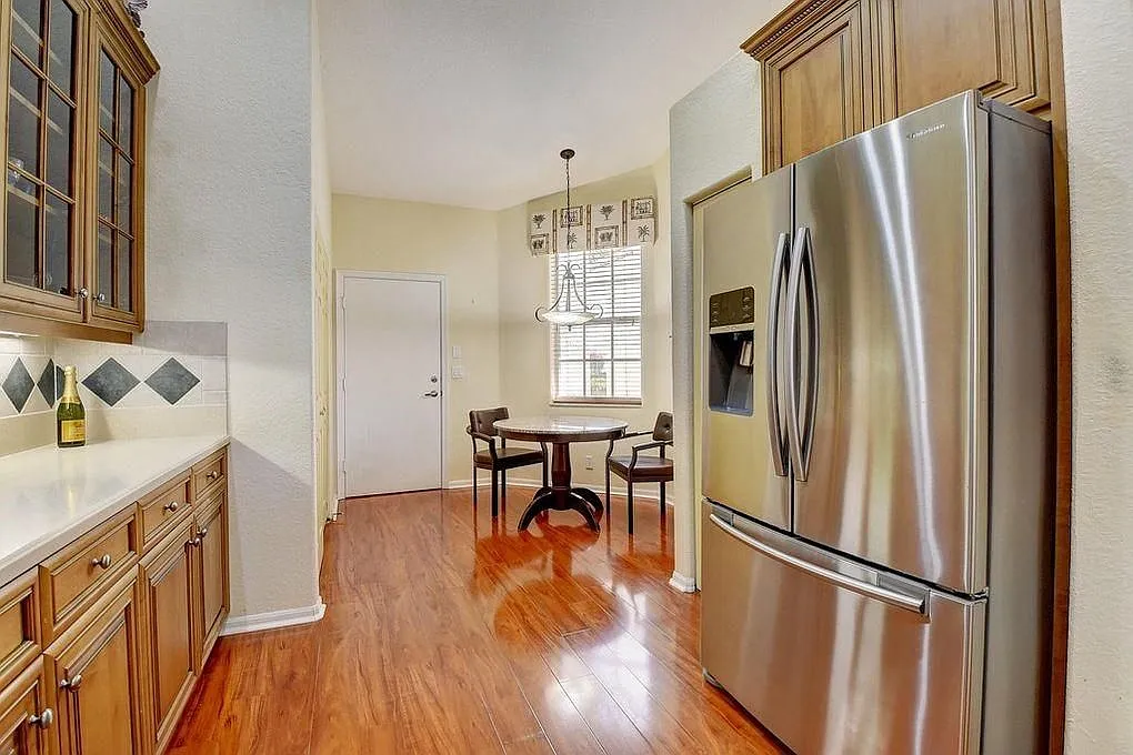 2 bed, 2.0 bath, 1427 sqft, $4,100 — Photo 3