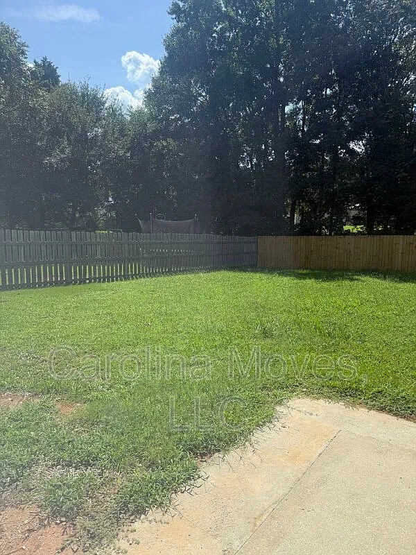 3 bed, 2.0 bath, 1409 sqft, $1,950 — Photo 3