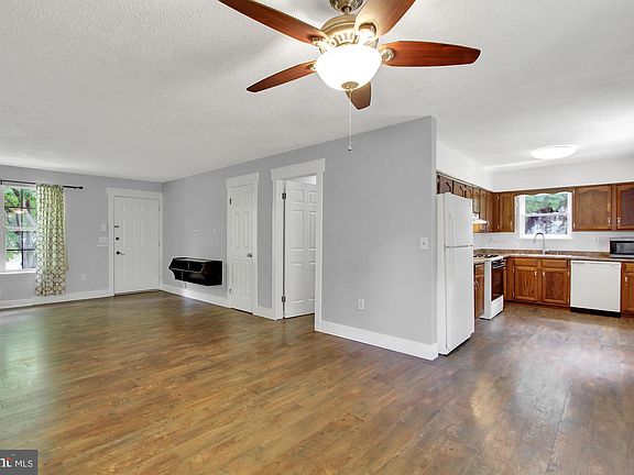 5th image of 3643 Harrowgate Rd