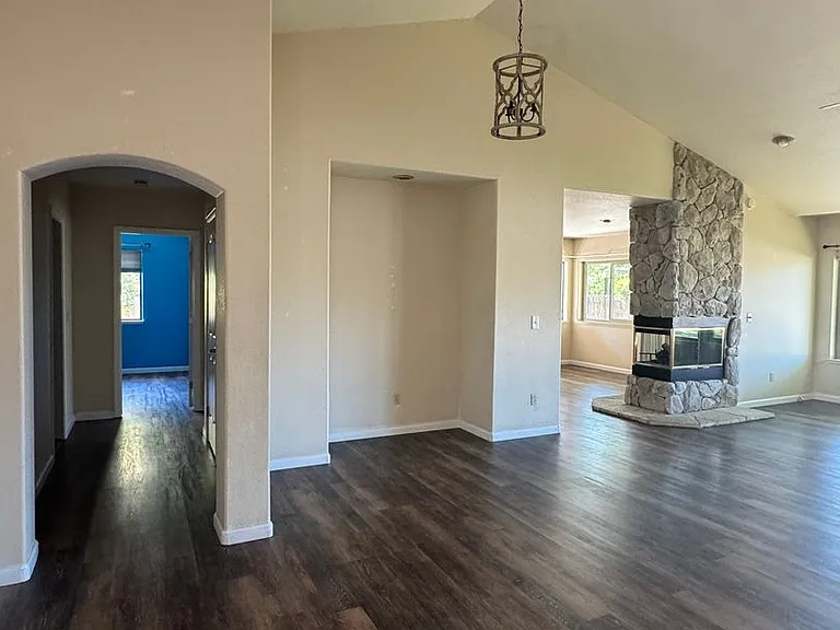 102 Augusta Ct — Photo 2