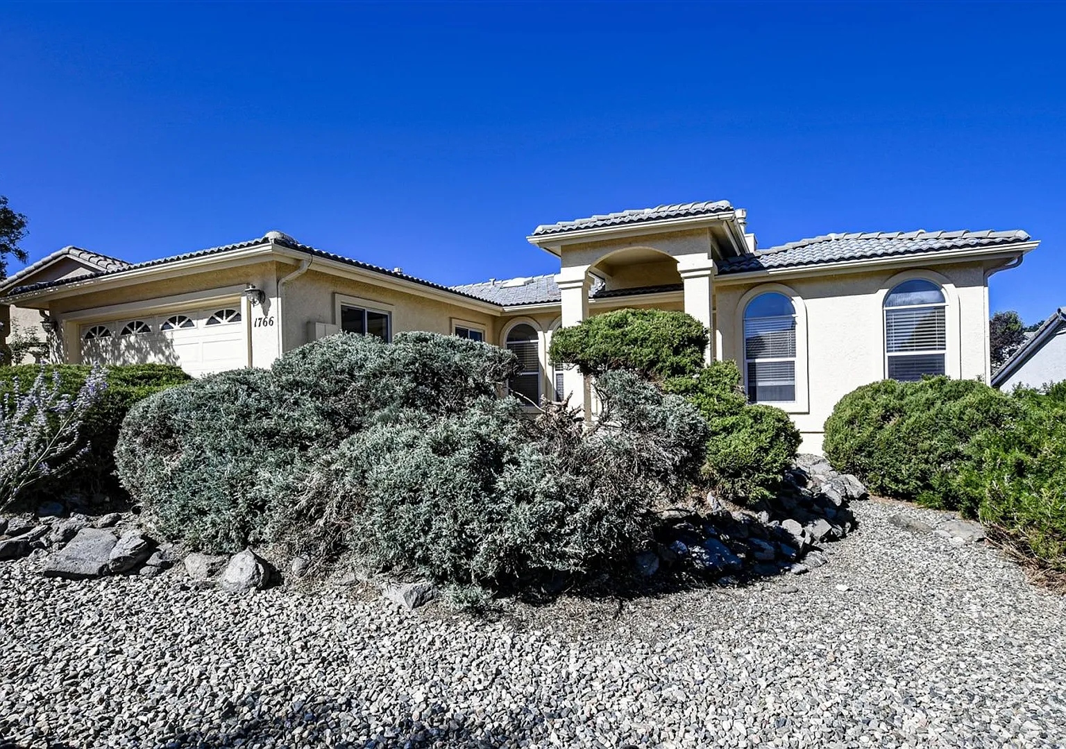 Cliff Rose Single-Story 3 Bedroom Home with Private Backyard! — Photo 3