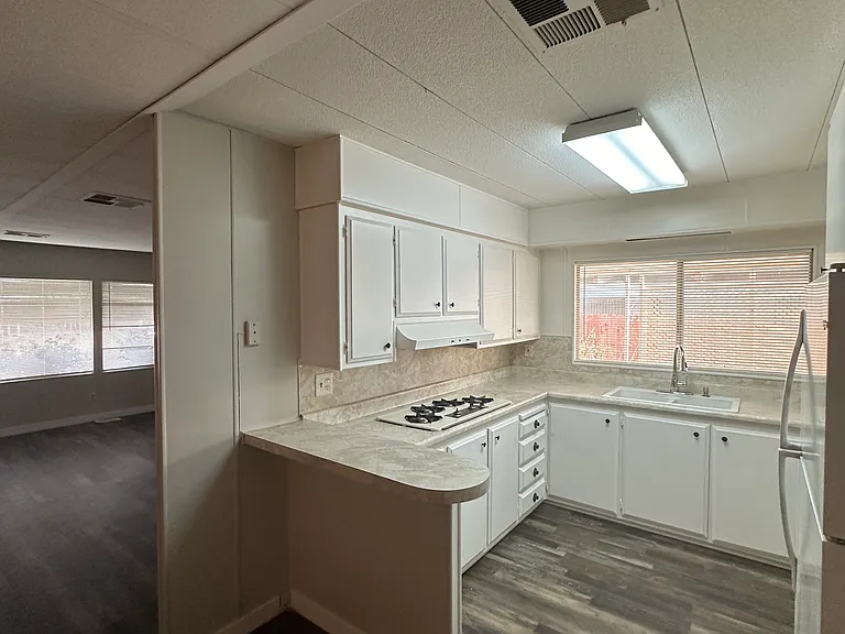 705 S Lyon Ave — Photo 3