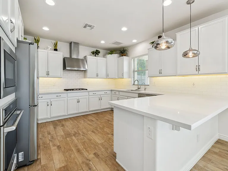 211 E Brinley Dr — Photo 14