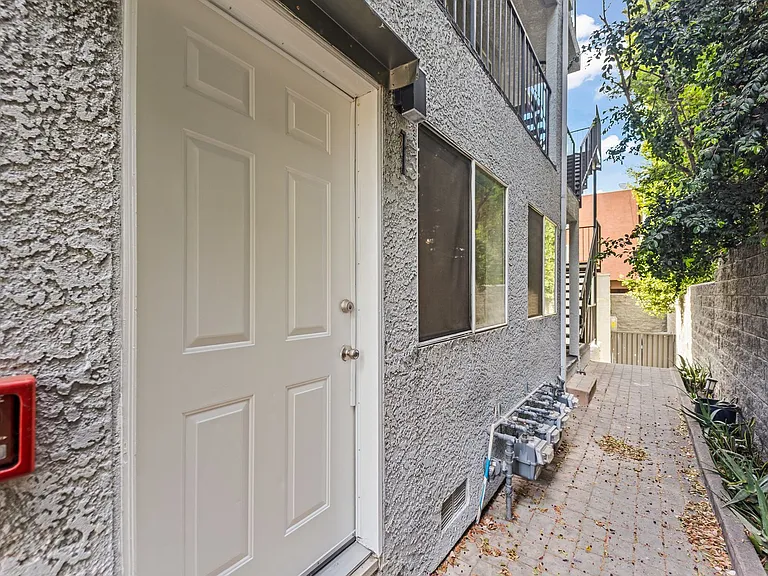 231 E Hyde Park Blvd — Photo 14